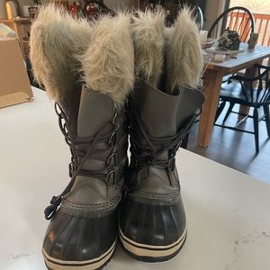 Girls Sorel Joan of Arc snow boots size 2